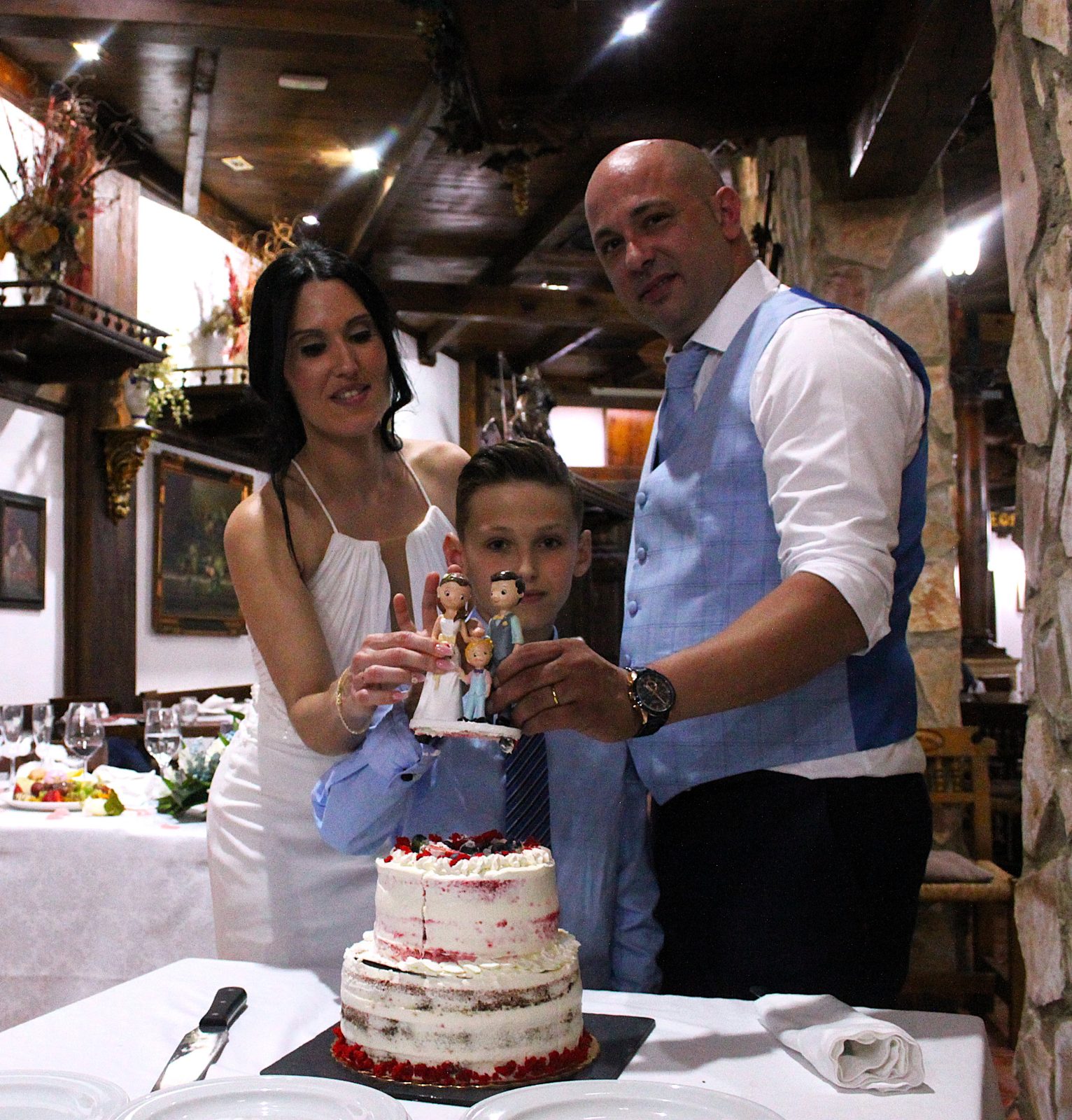 A família com as figuras do bolo