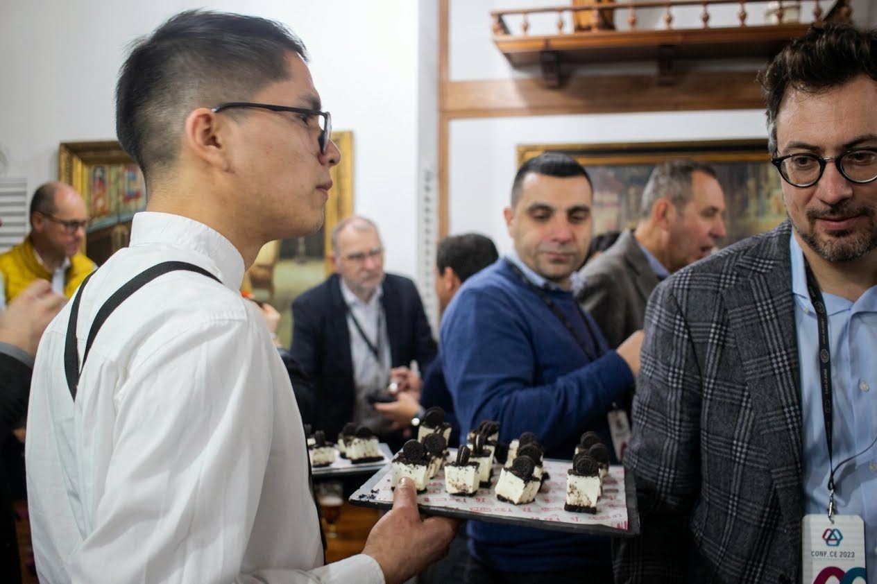 Camarero ofreciendo aperitivos en el evento